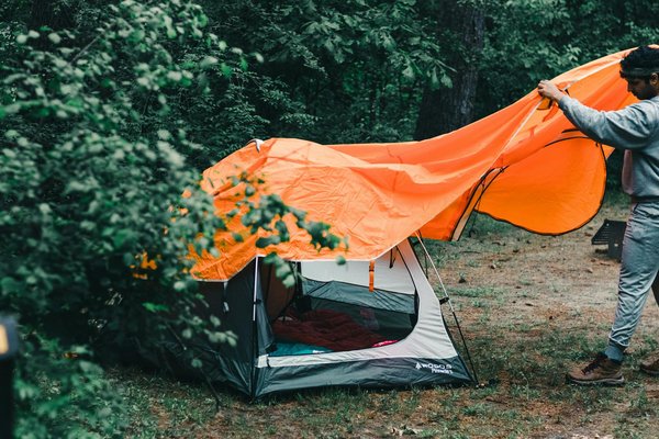 Comment choisir des vêtements adaptés pour un camping en région de coteaux?
