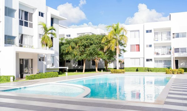 Quelles locations de vacances en Bretagne proposent des cours de voile et des balades en char à voile?