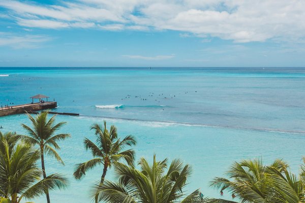 Où peut-on séjourner en Auvergne pour des vacances avec des cours de cuisine auvergnate et des balades en montgolfière?