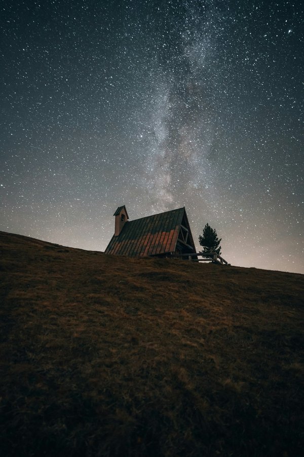 Quels sont les meilleurs spots pour l'observation des étoiles dans le désert de Jordanie : périodes et équipements ?